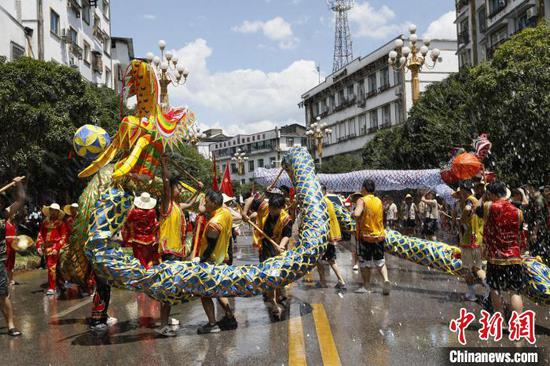 7月21日,2024年施秉水龙狂欢系列活动启幕,图为活动现场。本次活动将持续开展到7月22日。除了开展水龙狂欢外,本次活动还将举行峡谷音乐节、峡谷夜漂等清爽游乐项目,让海内外游客在施秉体验水韵清凉夏日。向天祥 摄 7月21日,2024年施秉水龙狂欢系列活动启幕,图为活动现场。本次活动将持续开展到7月22日。除了开展水龙狂欢外,本次活动还将举行峡谷音乐节、峡谷夜漂等清爽游乐项目,让海内外游客在施秉体验水韵清凉夏日。向天祥 摄