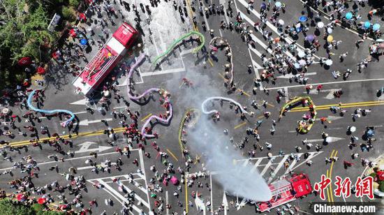 7月21日,2024年施秉水龙狂欢系列活动启幕,图为活动现场。本次活动将持续开展到7月22日。除了开展水龙狂欢外,本次活动还将举行峡谷音乐节、峡谷夜漂等清爽游乐项目,让海内外游客在施秉体验水韵清凉夏日。吴昌前 摄 7月21日,2024年施秉水龙狂欢系列活动启幕,图为活动现场。本次活动将持续开展到7月22日。除了开展水龙狂欢外,本次活动还将举行峡谷音乐节、峡谷夜漂等清爽游乐项目,让海内外游客在施秉体验水韵清凉夏日。吴昌前 摄