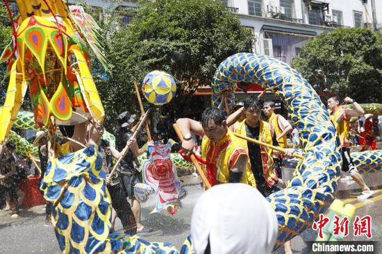 7月21日,2024年施秉水龙狂欢系列活动启幕,图为活动现场。本次活动将持续开展到7月22日。除了开展水龙狂欢外,本次活动还将举行峡谷音乐节、峡谷夜漂等清爽游乐项目,让海内外游客在施秉体验水韵清凉夏日。向天祥 摄 7月21日,2024年施秉水龙狂欢系列活动启幕,图为活动现场。本次活动将持续开展到7月22日。除了开展水龙狂欢外,本次活动还将举行峡谷音乐节、峡谷夜漂等清爽游乐项目,让海内外游客在施秉体验水韵清凉夏日。向天祥 摄