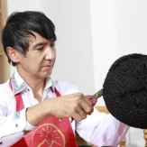 在新疆，一顶羊皮帽如何展现独特制作魅力？