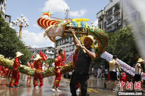 7月21日,2024年施秉水龙狂欢系列活动启幕,图为活动现场。本次活动将持续开展到7月22日。除了开展水龙狂欢外,本次活动还将举行峡谷音乐节、峡谷夜漂等清爽游乐项目,让海内外游客在施秉体验水韵清凉夏日。向天祥 摄 7月21日,2024年施秉水龙狂欢系列活动启幕,图为活动现场。本次活动将持续开展到7月22日。除了开展水龙狂欢外,本次活动还将举行峡谷音乐节、峡谷夜漂等清爽游乐项目,让海内外游客在施秉体验水韵清凉夏日。向天祥 摄