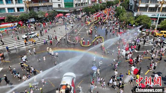 7月21日,2024年施秉水龙狂欢系列活动启幕,图为活动现场。本次活动将持续开展到7月22日。除了开展水龙狂欢外,本次活动还将举行峡谷音乐节、峡谷夜漂等清爽游乐项目,让海内外游客在施秉体验水韵清凉夏日。吴昌前 摄 7月21日,2024年施秉水龙狂欢系列活动启幕,图为活动现场。本次活动将持续开展到7月22日。除了开展水龙狂欢外,本次活动还将举行峡谷音乐节、峡谷夜漂等清爽游乐项目,让海内外游客在施秉体验水韵清凉夏日。吴昌前 摄