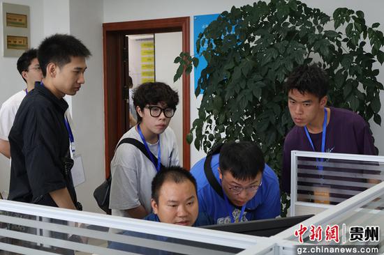 图为贵州高考考生代表参观贵州高考录取现场。刘美伶 摄 图为贵州高考考生代表参观贵州高考录取现场。刘美伶 摄