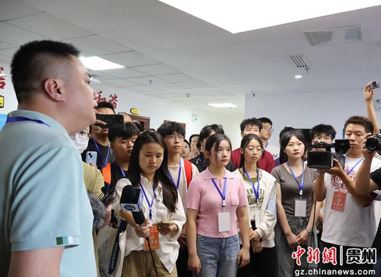 图为贵州省2024年高考“录取开放日”活动现场。刘美伶 摄 图为贵州省2024年高考“录取开放日”活动现场。刘美伶 摄