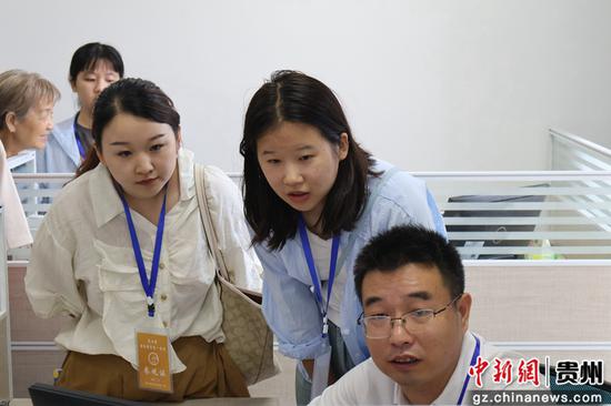 图为贵州高考考生代表参观贵州高考录取现场。刘美伶 摄 图为贵州高考考生代表参观贵州高考录取现场。刘美伶 摄