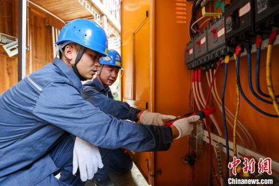 7月23日,遵义市绥阳县供电局黄鱼供电所员工在观音岩景区检查配电箱。进入夏季以来,受持续高温天气影响,贵州省遵义市各地用电负荷不断攀升。为保障夏季电力可靠供应,南方电网贵州遵义供电局通过制定应急保障机制,对重点区域开展供电设备特巡特护等措施,消除电网及供电设备各类潜在安全隐患。中新社记者 瞿宏伦 摄 7月23日,遵义市绥阳县供电局黄鱼供电所员工在观音岩景区检查配电箱。进入夏季以来,受持续高温天气影响,贵州省遵义市各地用电负荷不断攀升。为保障夏季电力可靠供应,南方电网贵州遵义供电局通过制定应急保障机制,对重点区域开展供电设备特巡特护等措施,消除电网及供电设备各类潜在安全隐患。中新社记者 瞿宏伦 摄