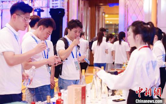 图为参会嘉宾品鉴酱酒。主办方 供图 图为参会嘉宾品鉴酱酒。主办方 供图