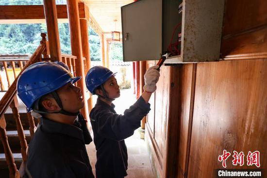 7月23日,遵义市绥阳县供电局黄鱼供电所员工在观音岩景区检查用电设备。进入夏季以来,受持续高温天气影响,贵州省遵义市各地用电负荷不断攀升。为保障夏季电力可靠供应,南方电网贵州遵义供电局通过制定应急保障机制,对重点区域开展供电设备特巡特护等措施,消除电网及供电设备各类潜在安全隐患。中新社记者 瞿宏伦 摄 7月23日,遵义市绥阳县供电局黄鱼供电所员工在观音岩景区检查用电设备。进入夏季以来,受持续高温天气影响,贵州省遵义市各地用电负荷不断攀升。为保障夏季电力可靠供应,南方电网贵州遵义供电局通过制定应急保障机制,对重点区域开展供电设备特巡特护等措施,消除电网及供电设备各类潜在安全隐患。中新社记者 瞿宏伦 摄