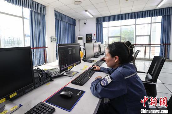 7月23日,遵义市绥阳县诗乡巡维中心值班员在变电站主控室查看负荷情况。进入夏季以来,受持续高温天气影响,贵州省遵义市各地用电负荷不断攀升。为保障夏季电力可靠供应,南方电网贵州遵义供电局通过制定应急保障机制,对重点区域开展供电设备特巡特护等措施,消除电网及供电设备各类潜在安全隐患。中新社记者 瞿宏伦 摄 7月23日,遵义市绥阳县诗乡巡维中心值班员在变电站主控室查看负荷情况。进入夏季以来,受持续高温天气影响,贵州省遵义市各地用电负荷不断攀升。为保障夏季电力可靠供应,南方电网贵州遵义供电局通过制定应急保障机制,对重点区域开展供电设备特巡特护等措施,消除电网及供电设备各类潜在安全隐患。中新社记者 瞿宏伦 摄