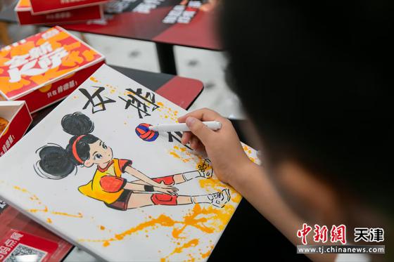 图为排球少年以绘画等方式为中国女排加油。(主办方供图)