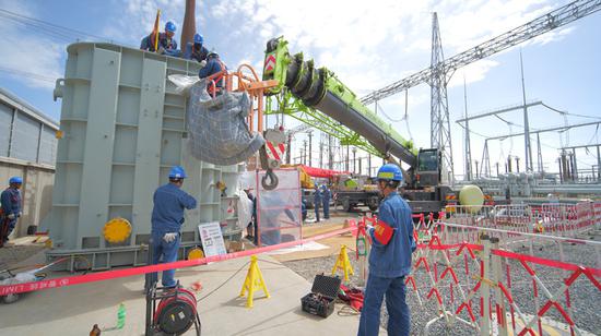 7月22日,国网新疆超高压公司采用带附件充油整体移位的方式在750千伏亚中变电站开展高抗整体平移更换作业。采用这种方式,作业人员可带电更换高压电抗器,进一步提升电网及设备安全水平,助力新疆主网迎峰度夏电力保供。陈凯 摄 7月22日,国网新疆超高压公司采用带附件充油整体移位的方式在750千伏亚中变电站开展高抗整体平移更换作业。采用这种方式,作业人员可带电更换高压电抗器,进一步提升电网及设备安全水平,助力新疆主网迎峰度夏电力保供。陈凯 摄