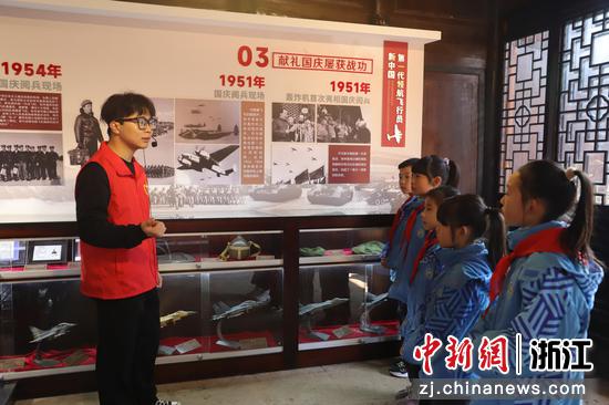 钱佳峰在张申是博物馆内讲解。小浦镇供图