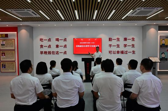 来宾烟草“廉洁小讲堂”活动现场。 来宾烟草“廉洁小讲堂”活动现场。