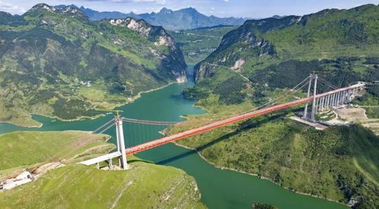 工人利用缠包机匀速为主缆缠包防护带