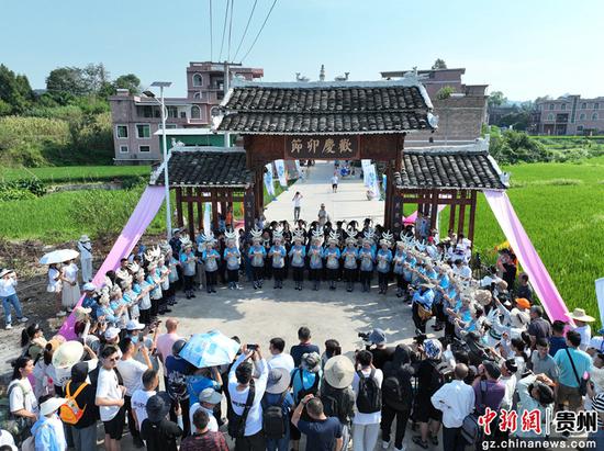 迎宾现场。三都县融媒体中心供图