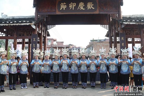 迎宾现场。三都县融媒体中心供图