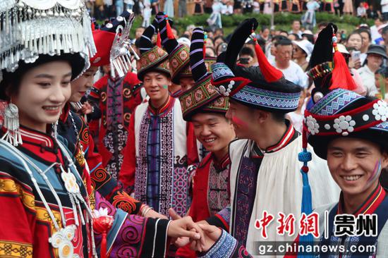 图为民族集体婚礼现场。江禾 摄 图为民族集体婚礼现场。江禾 摄