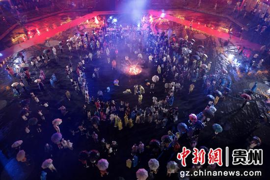 图为篝火晚会。江禾 摄 图为篝火晚会。江禾 摄