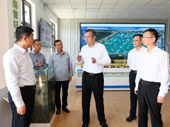 7月29日,自治区党委副书记、兵团党委书记何忠友到八师石河子市开展宣讲并调研。这是何忠友来到一四三团农一连数字农业实训教育基地,了解农业科技和装备支撑、农业产业化发展等情况。兵团日报全媒体记者 张鑫 摄 7月29日,自治区党委副书记、兵团党委书记何忠友到八师石河子市开展宣讲并调研。这是何忠友来到一四三团农一连数字农业实训教育基地,了解农业科技和装备支撑、农业产业化发展等情况。兵团日报全媒体记者 张鑫 摄