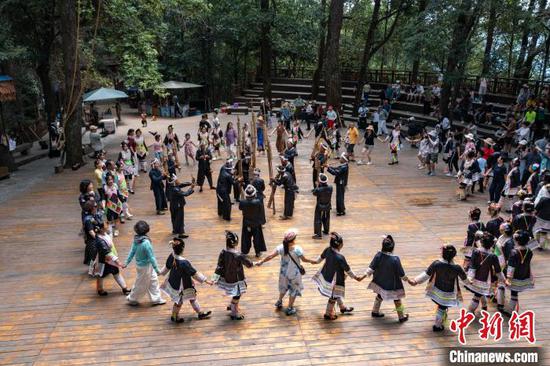 7月23日,游客在贵州省从江县丙妹镇岜沙苗寨参与民族舞蹈互动。 吴德军 摄 7月23日,游客在贵州省从江县丙妹镇岜沙苗寨参与民族舞蹈互动。 吴德军 摄