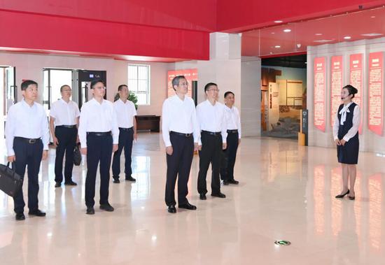 7月29日,自治区党委副书记、兵团党委书记何忠友到八师石河子市开展宣讲并调研。这是何忠友在新疆兵团军垦博物馆参观,了解兵团建设发展的辉煌历程、军垦儿女艰苦创业的动人事迹。兵团日报全媒体记者 张鑫 摄 7月29日,自治区党委副书记、兵团党委书记何忠友到八师石河子市开展宣讲并调研。这是何忠友在新疆兵团军垦博物馆参观,了解兵团建设发展的辉煌历程、军垦儿女艰苦创业的动人事迹。兵团日报全媒体记者 张鑫 摄