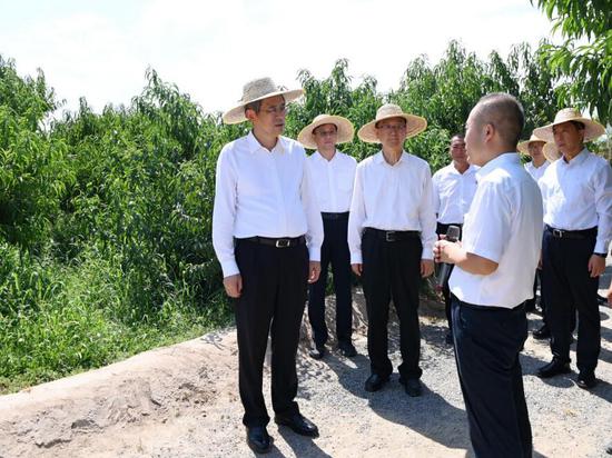 7月29日,自治区党委副书记、兵团党委书记何忠友到八师石河子市开展宣讲并调研。这是何忠友来到一四三团九连特色有机蟠桃示范园,向职工群众宣讲党的二十届三中全会精神。兵团日报全媒体记者 张鑫 摄 7月29日,自治区党委副书记、兵团党委书记何忠友到八师石河子市开展宣讲并调研。这是何忠友来到一四三团九连特色有机蟠桃示范园,向职工群众宣讲党的二十届三中全会精神。兵团日报全媒体记者 张鑫 摄