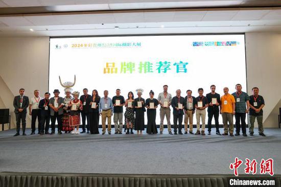 7月30日,大展品牌推荐官证书颁发仪式。记者 瞿宏伦 摄 7月30日,大展品牌推荐官证书颁发仪式。记者 瞿宏伦 摄
