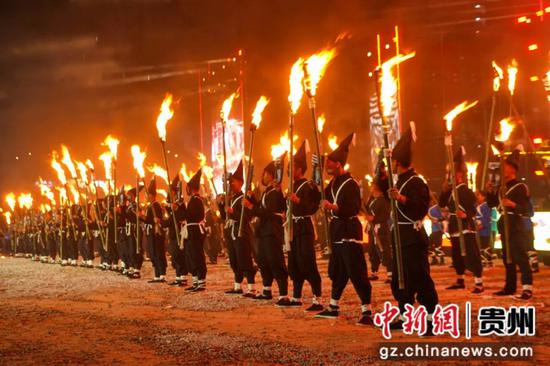 7月29日,演员表演“撮泰吉”。 7月29日,演员表演“撮泰吉”。