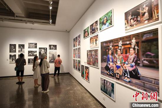 7月30日,参观者在“‘他者’眼中的多彩贵州”国际作品展参观。记者 瞿宏伦 摄 7月30日,参观者在“‘他者’眼中的多彩贵州”国际作品展参观。记者 瞿宏伦 摄