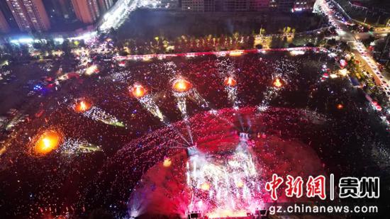 7月29日,篝火狂欢活动。杜雍 摄 7月29日,篝火狂欢活动。杜雍 摄