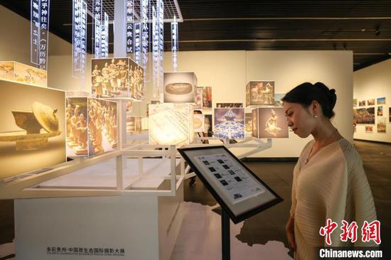 7月30日,参观者在“贵州:影像中的世界级旅游目的地”主展区参观。记者 瞿宏伦 摄 7月30日,参观者在“贵州:影像中的世界级旅游目的地”主展区参观。记者 瞿宏伦 摄
