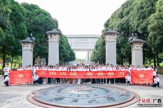 图为广西大学“卫国巡边 西大学子边疆行”实践团合照。主办方 供图 图为广西大学“卫国巡边 西大学子边疆行”实践团合照。主办方 供图