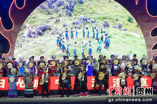 7月29日,演员正在弹奏月琴。 7月29日,演员正在弹奏月琴。