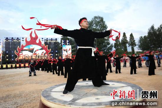 7月29日,热烈奔放的彝族《铃铛舞》。 7月29日,热烈奔放的彝族《铃铛舞》。