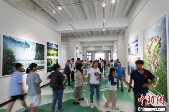 7月30日,参观者在展览现场参观。记者 瞿宏伦 摄 7月30日,参观者在展览现场参观。记者 瞿宏伦 摄