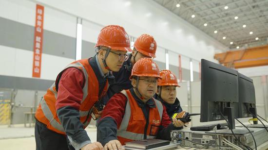 2024年5月15日,电科院专业技术人员在国网新源新疆阜康抽水蓄能电站开展3号机组调试工作。唐毅轩 摄 2024年5月15日,电科院专业技术人员在国网新源新疆阜康抽水蓄能电站开展3号机组调试工作。唐毅轩 摄