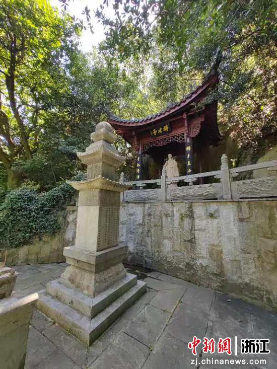 老龙井中的辩才亭 作者供图
