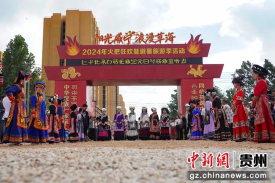 7月29日,身着民族服饰的工作人员在迎宾。 7月29日,身着民族服饰的工作人员在迎宾。