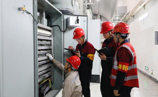 2023年9月8日,电科院调试团队在国网新源新疆阜康抽水蓄能电站开展1号机组调试工作。李匀 摄 2023年9月8日,电科院调试团队在国网新源新疆阜康抽水蓄能电站开展1号机组调试工作。李匀 摄