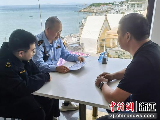 东港所执法人员督促经营户规范经营行为。杨青 供图
