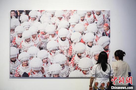 7月30日,参观者在“贵州:影像中的世界级旅游目的地”主展区参观。记者 瞿宏伦 摄 7月30日,参观者在“贵州:影像中的世界级旅游目的地”主展区参观。记者 瞿宏伦 摄