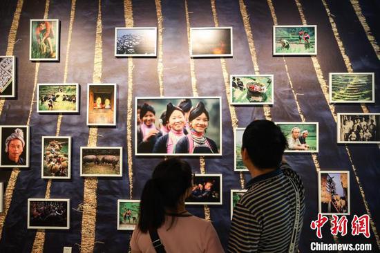 7月30日,参观者在“‘他者’眼中的多彩贵州”国际作品展参观。记者 瞿宏伦 摄 7月30日,参观者在“‘他者’眼中的多彩贵州”国际作品展参观。记者 瞿宏伦 摄