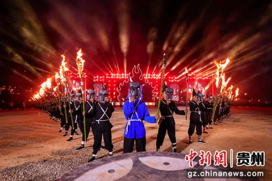 7月29日,演员表演“撮泰吉”。 7月29日,演员表演“撮泰吉”。