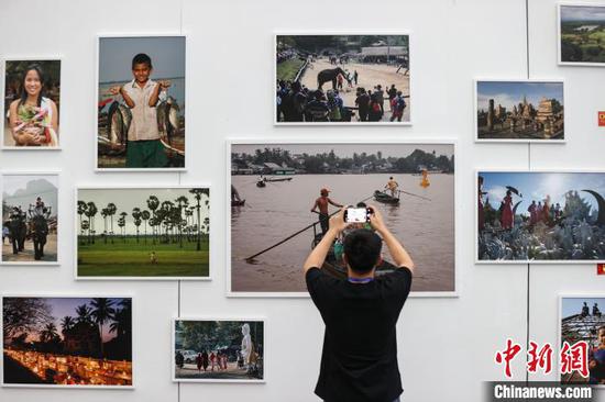 7月30日,参观者在“澜湄国际影像周”精选作品展拍照。记者 瞿宏伦 摄 7月30日,参观者在“澜湄国际影像周”精选作品展拍照。记者 瞿宏伦 摄