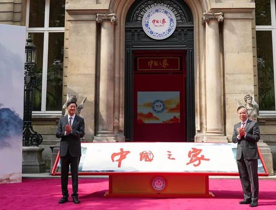 　　7月24日，中国奥委会主席高志丹（左）与中国驻法国大使馆公使陈力在巴黎奥运会“中国之家”开门仪式上。（新华社）