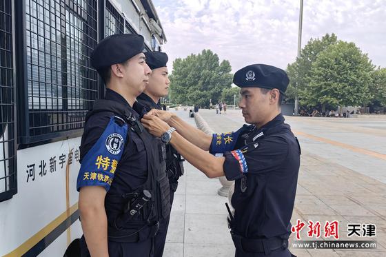 图为铁警王磊(右)。(受访者供图) 图为铁警王磊(右)。(受访者供图)