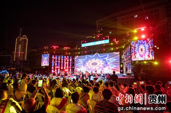 2024年8月1日,贵州省黔西市2024年“好生活•在黔西”避暑旅游季火把节,文艺表演精彩纷呈。 2024年8月1日,贵州省黔西市2024年“好生活•在黔西”避暑旅游季火把节,文艺表演精彩纷呈。