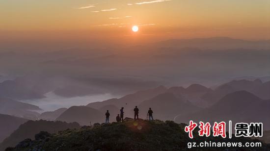 威宁百草坪日出美如画