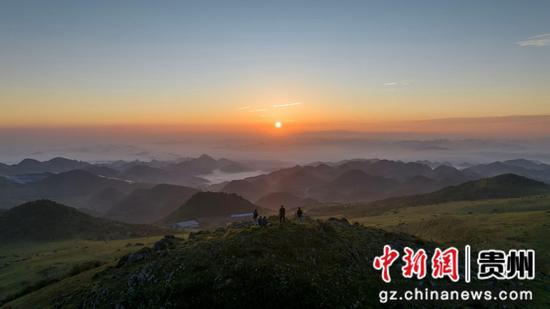 威宁百草坪日出美如画