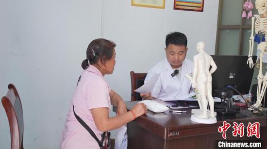 图为刘方文在门诊看病坐诊。杨承涛 摄 图为刘方文在门诊看病坐诊。杨承涛 摄